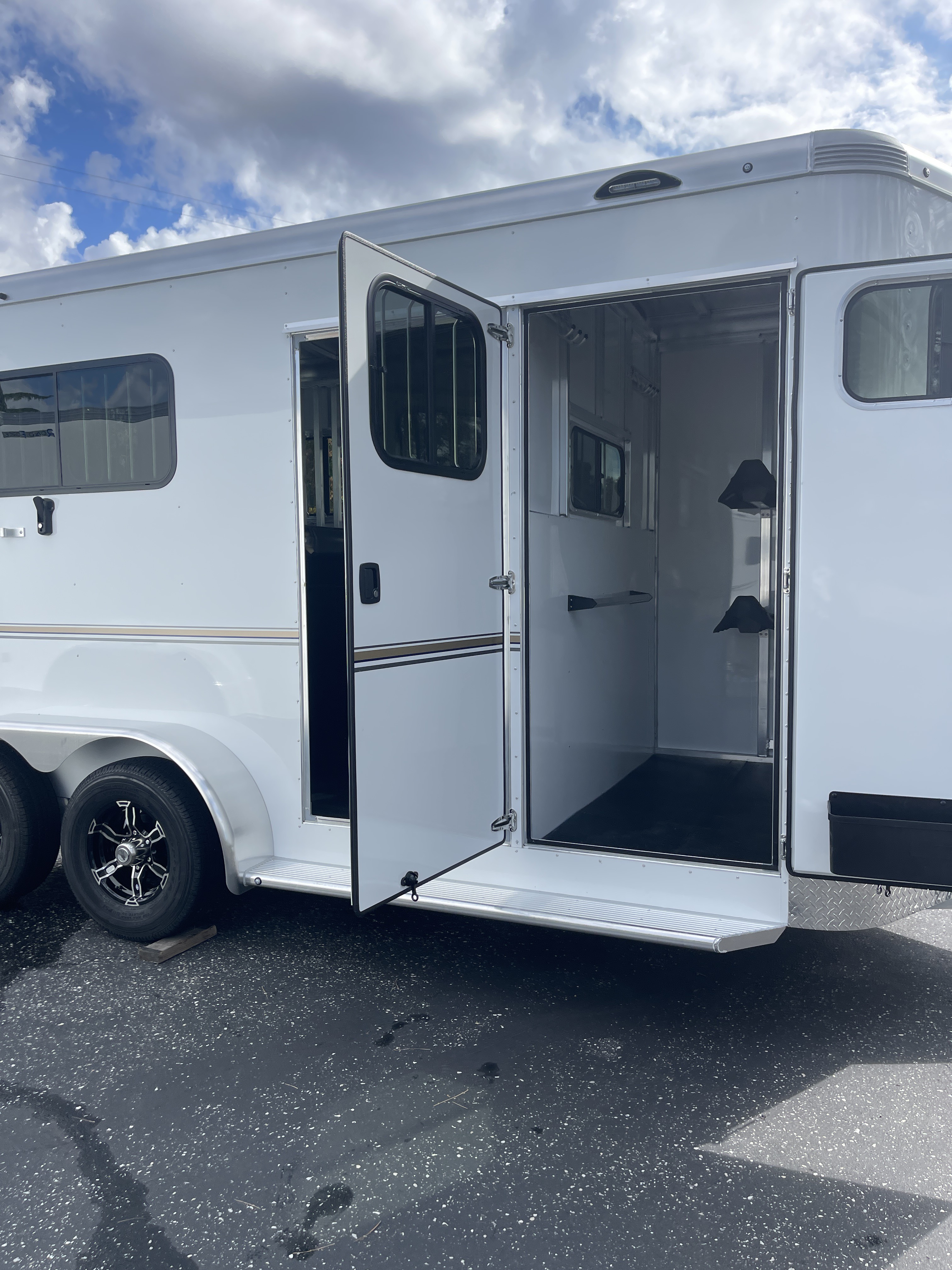 2025 Sundowner BP 2H CHARTER TR SE Horse Trailer