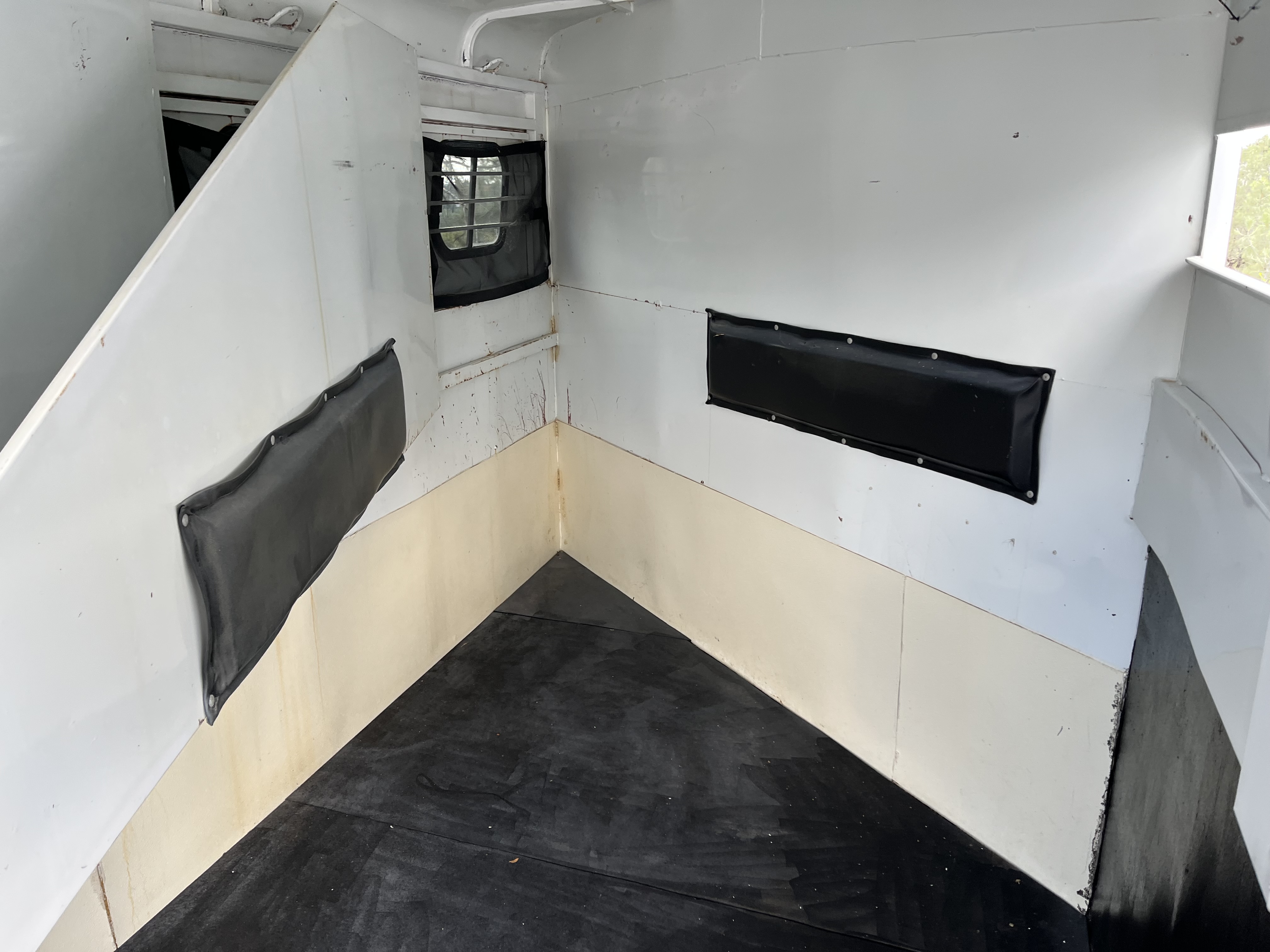1995 Trails West GN 3H CLASSIC Horse Trailer