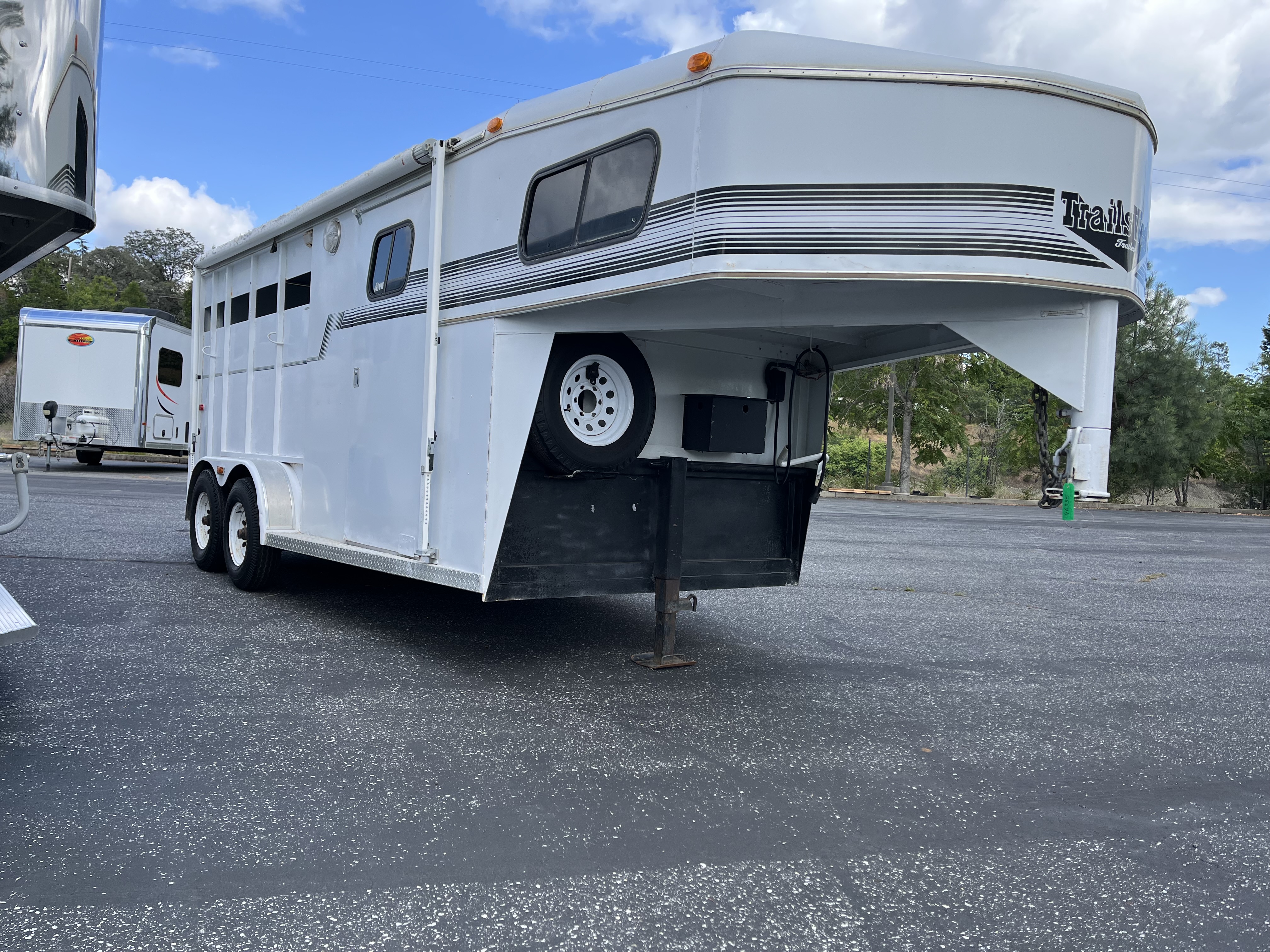 1995 Trails West GN 3H CLASSIC Horse Trailer