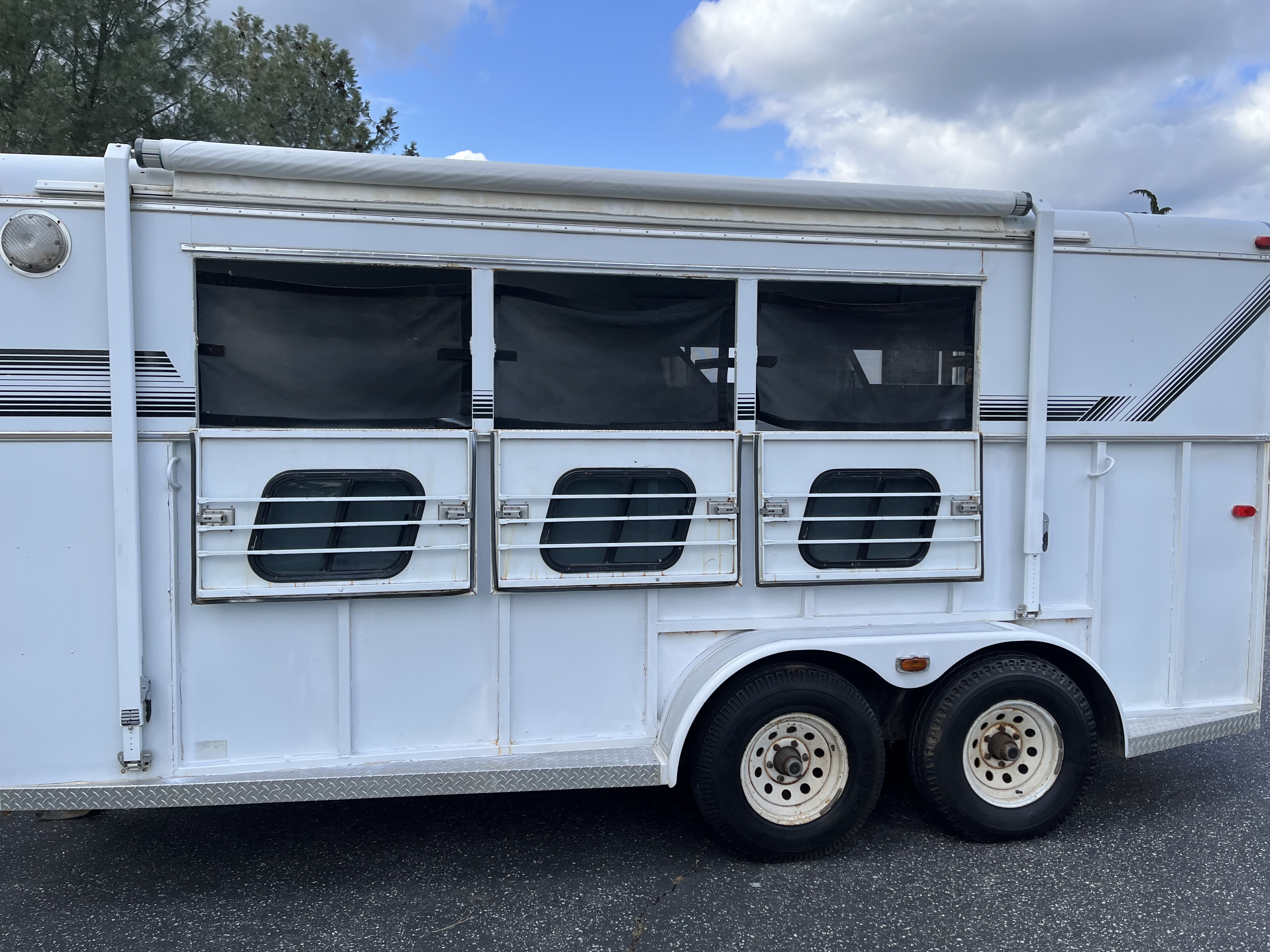 1995 Trails West GN 3H CLASSIC Horse Trailer
