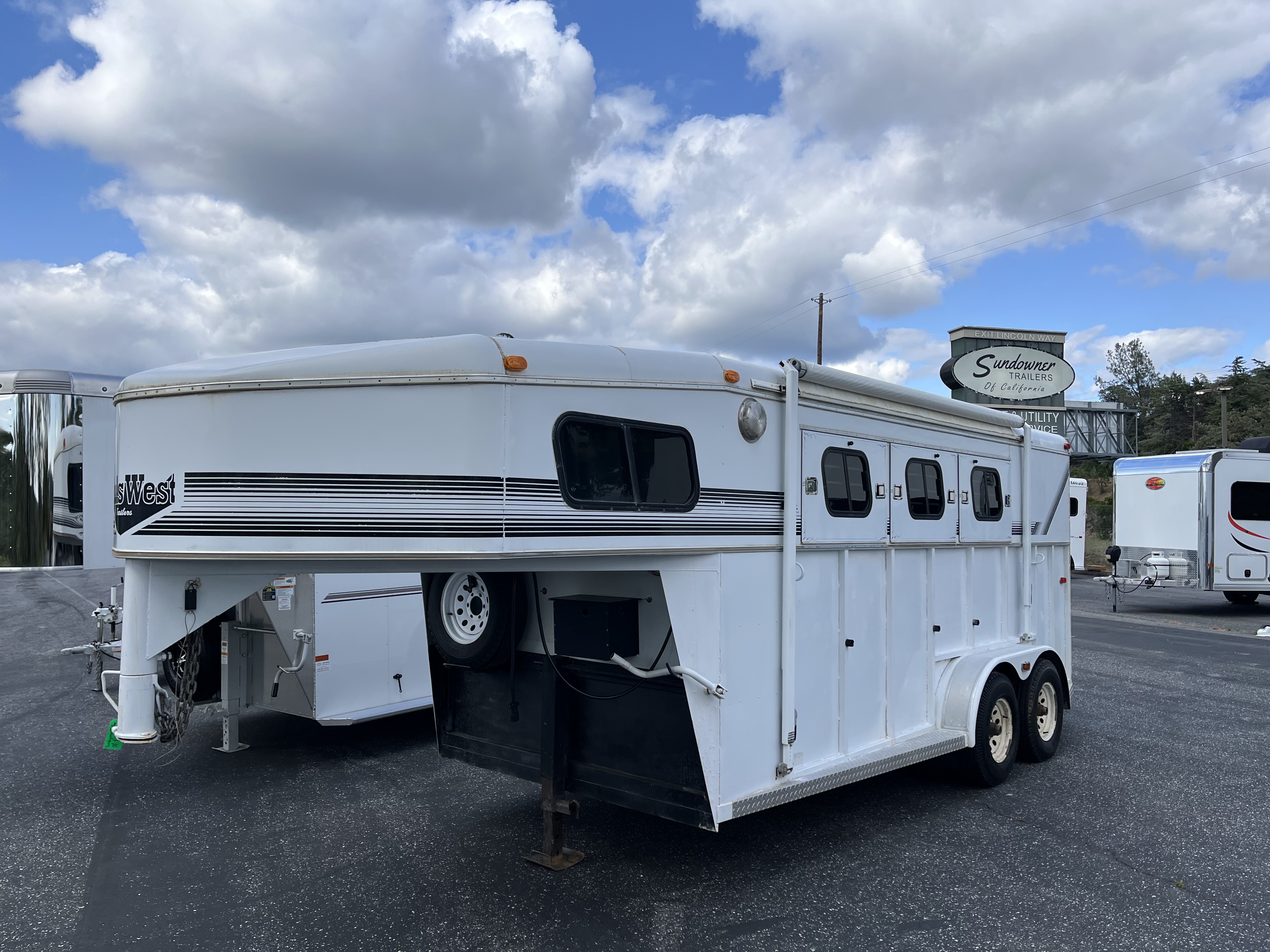 1995 Trails West GN 3H CLASSIC Horse Trailer
