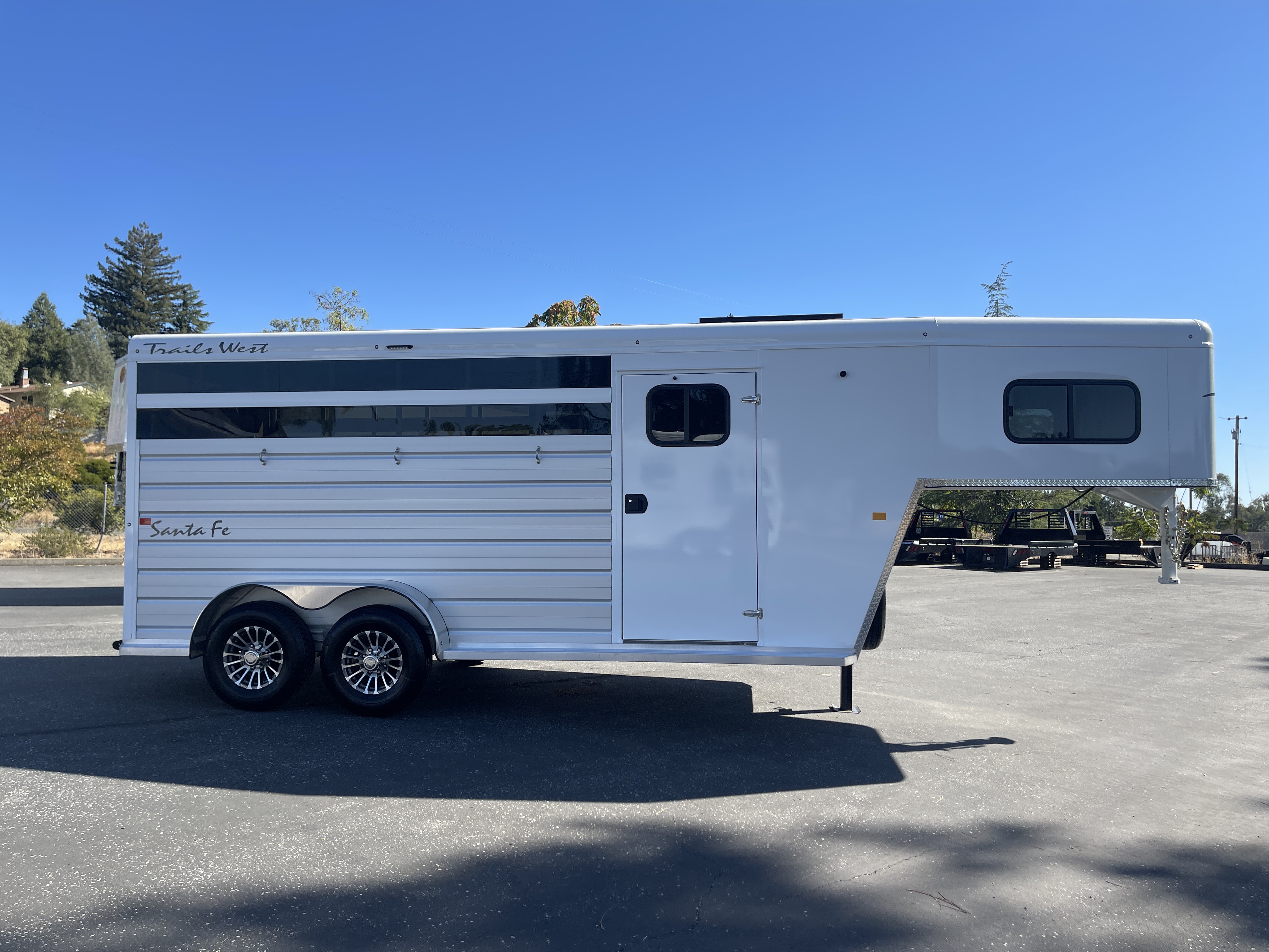 2024 Trails West GN Sante FE 17' Straight Horse Trailer