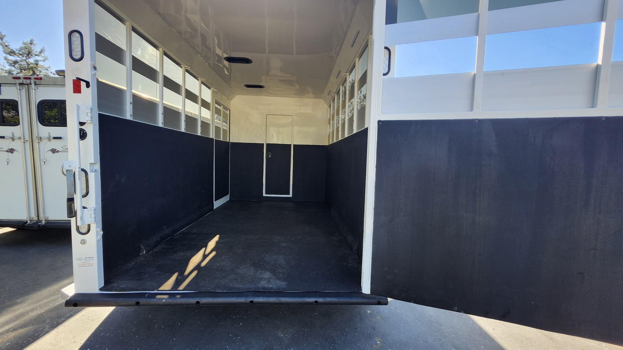 2024 Trails West GN Sante FE 17' Straight Horse Trailer