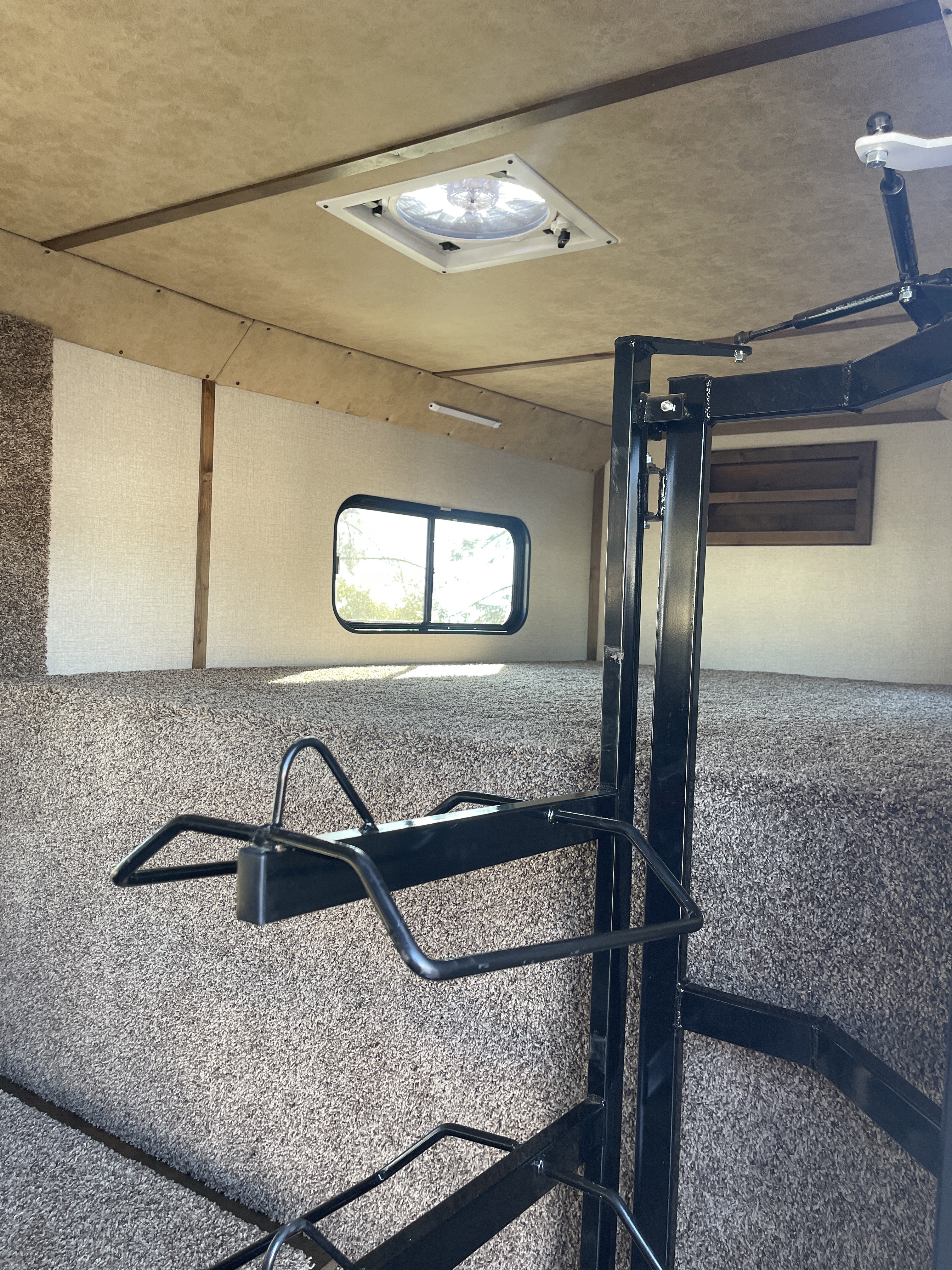 2024 Trails West GN Sante FE 17' Straight Horse Trailer