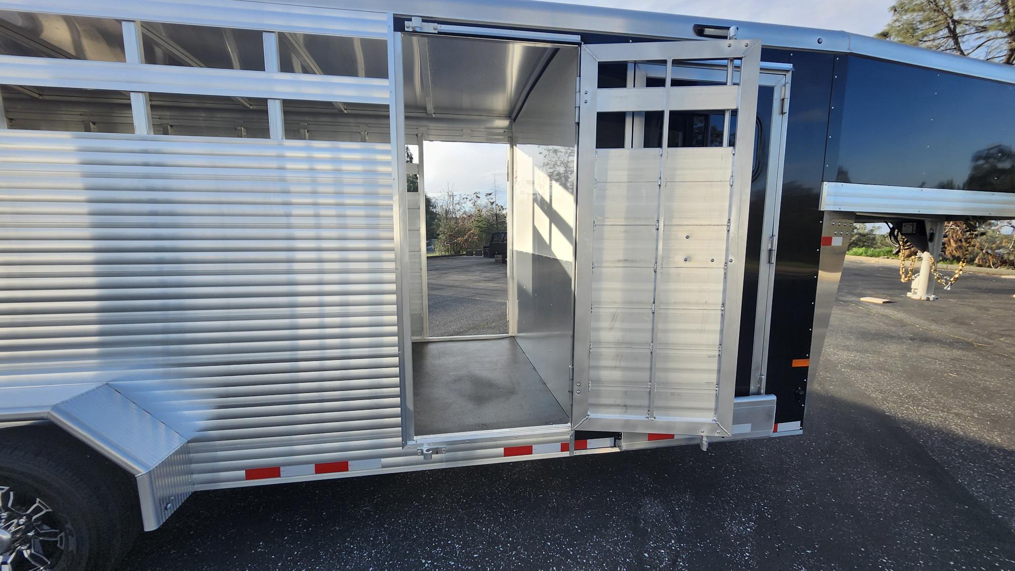 2026 Sundowner GN 20' Rancher TR Horse Trailer