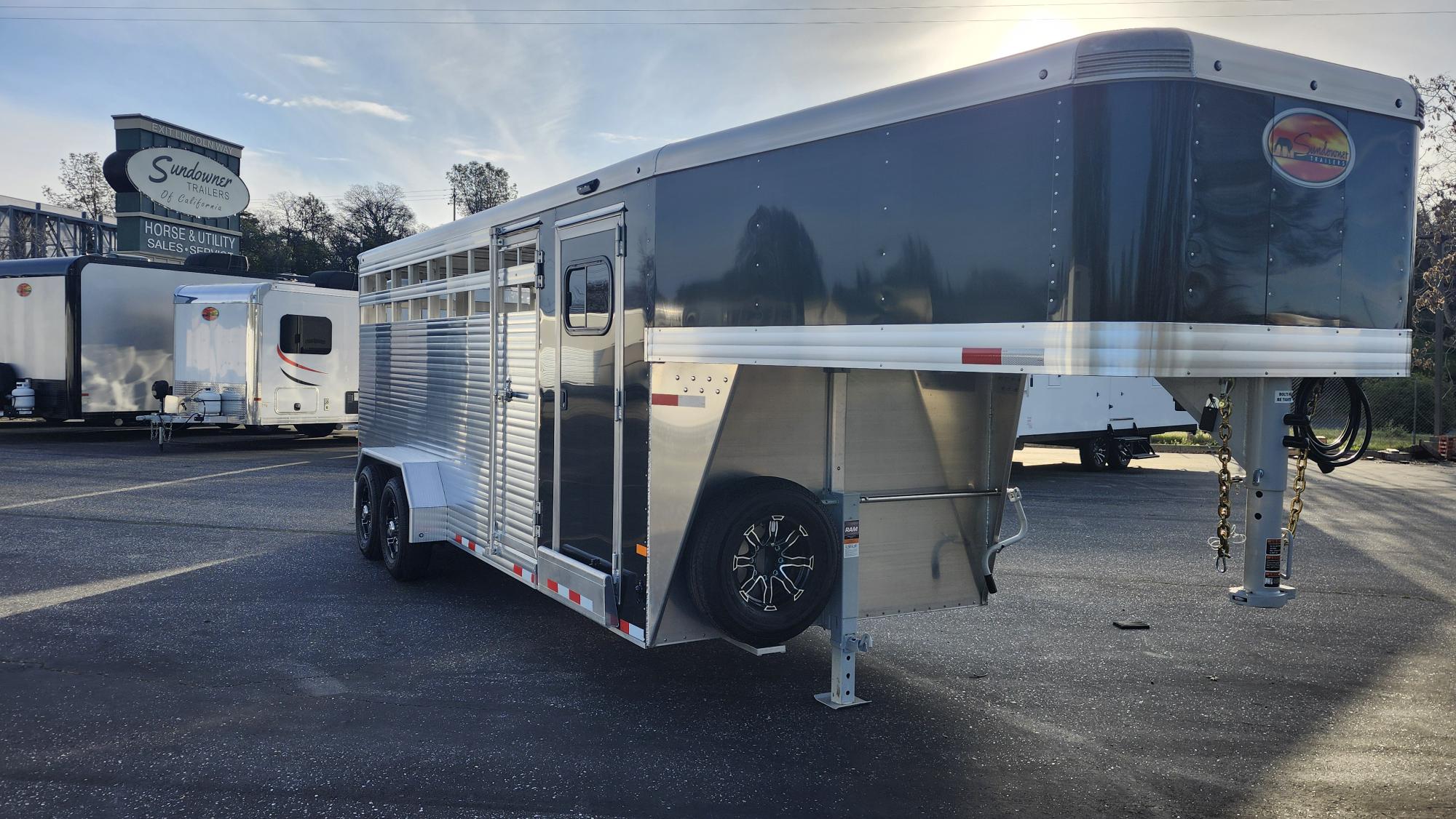 2026 Sundowner GN 20' Rancher TR Horse Trailer