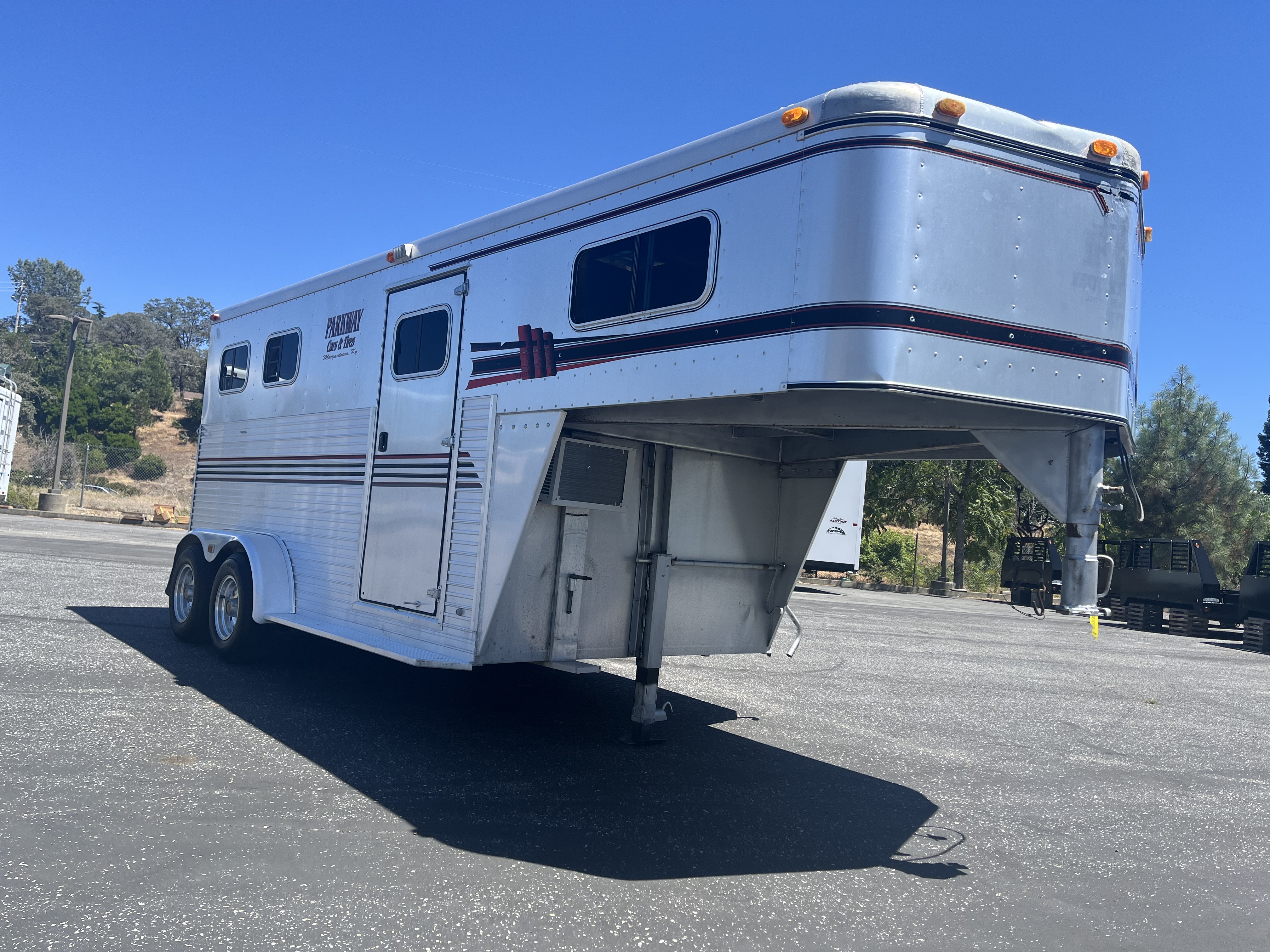 1991 Sundowner GN 2H Sunlite Horse Trailer