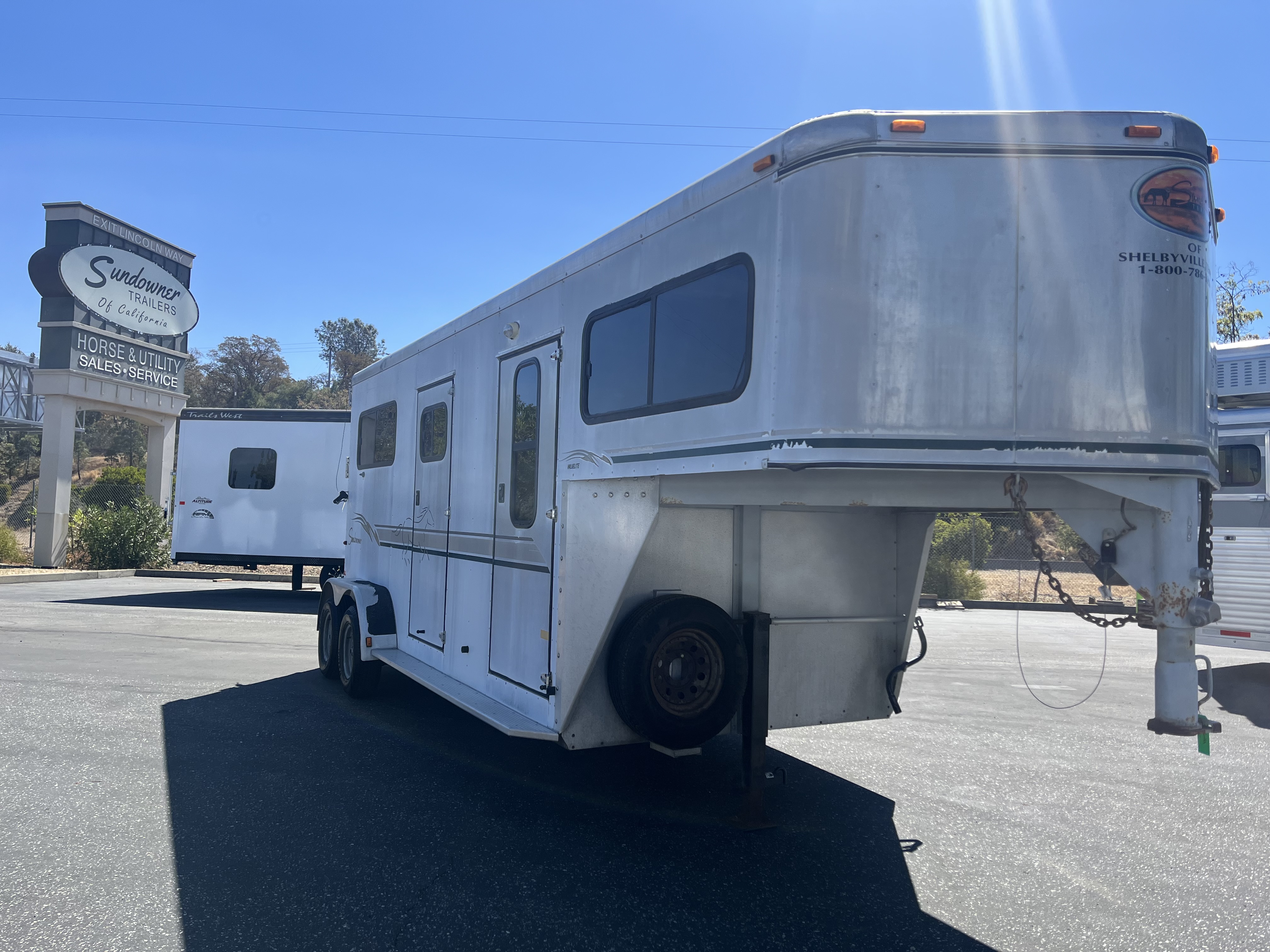 2000 Sundowner GN 2H Valulite Horse Trailer