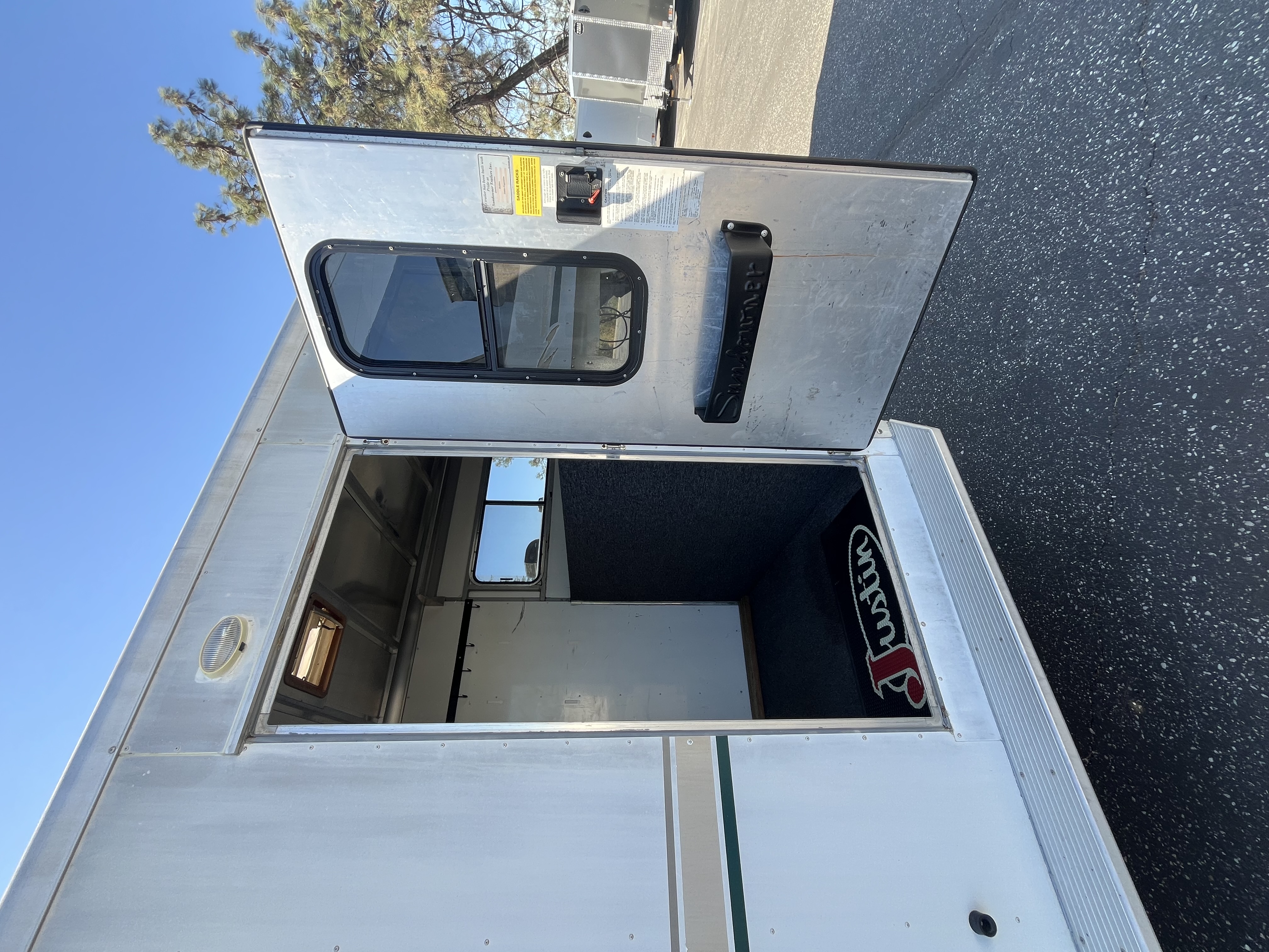2000 Sundowner GN 2H Valulite Horse Trailer